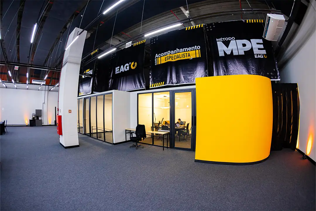 Sala de produção e podcast com cabine envidraçada no Centro de Eventos EAG